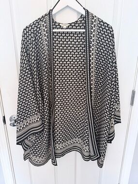 Max Studio Black and White Geometric Print Top